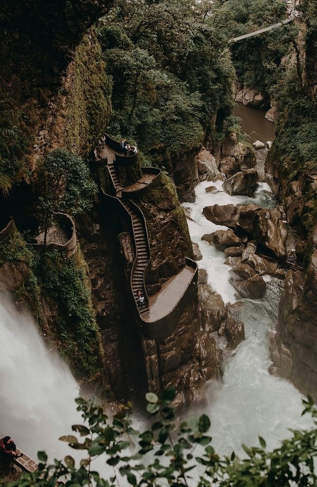 AVENUE OF THE VOLCANOES, WATERFALLS & AMAZON (8 DAYS)